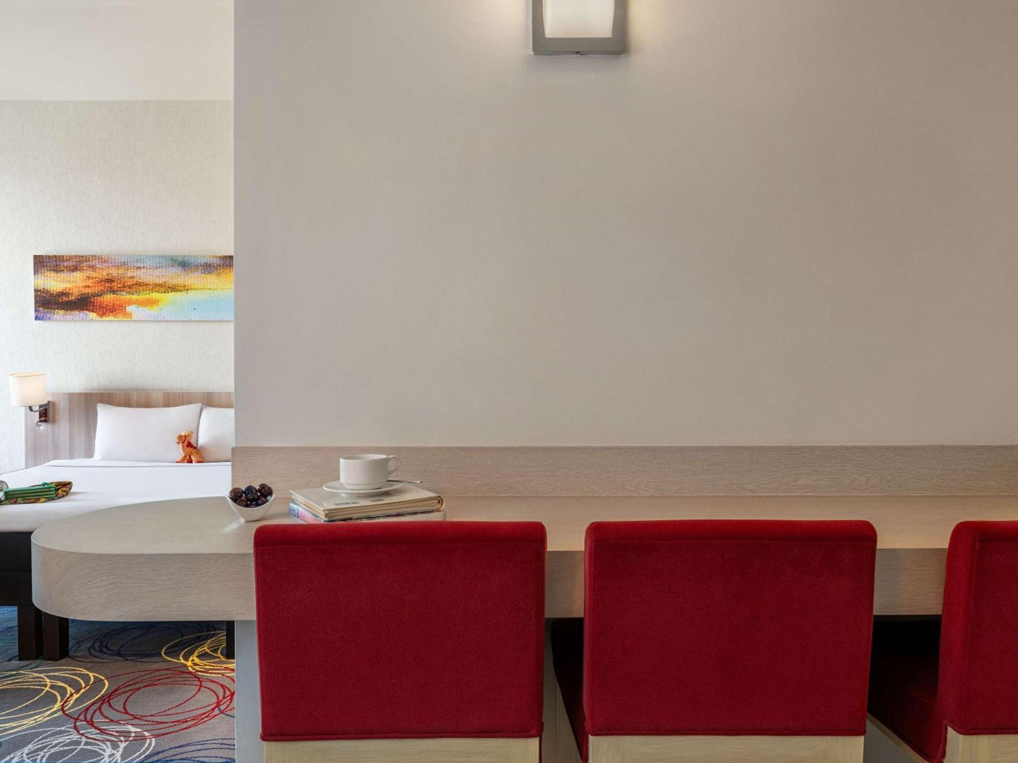 Ibis Styles Dragon Mart Готель 3*